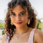 'Sempre gostei de parecer comigo', diz Julia Lemos, que vive 'patinho feio' em novela
