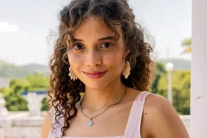 'Sempre gostei de parecer comigo', diz Julia Lemos, que vive 'patinho feio' em novela