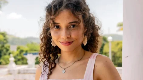 'Sempre gostei de parecer comigo', diz Julia Lemos, que vive 'patinho feio' em novela