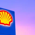 Shell mais que dobra lucro ajustado, mas prevê queda na produção
