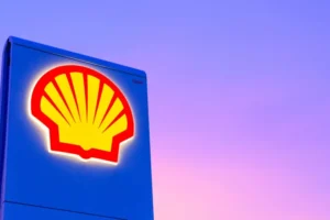 Shell mais que dobra lucro ajustado, mas prevê queda na produção
