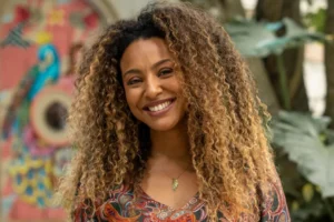 Sheron Menezzes grava cena de acidente para a próxima novela das 19h em rua do Rio de Janeiro