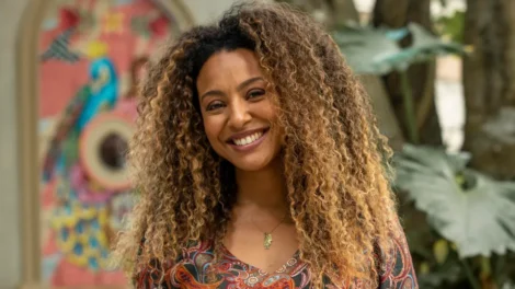 Sheron Menezzes grava cena de acidente para a próxima novela das 19h em rua do Rio de Janeiro