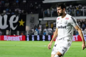 Socorrido de ambulância no jogo do Santos, Luan Peres está bem e acordado
