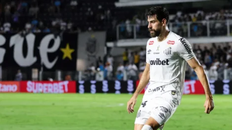 Socorrido de ambulância no jogo do Santos, Luan Peres está bem e acordado
