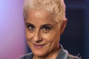 Soraya Ravenle dá bronca em espectadora por uso de celular em musical
