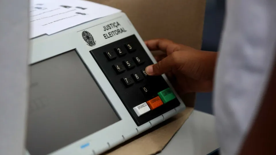 TSE faz novos testes de segurança na urna eletrônica