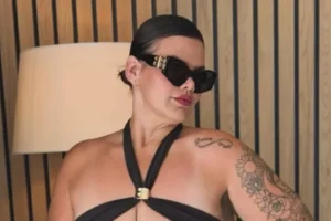 Thais Carla posa de maiô e mostra antes e depois após perder 101 kg