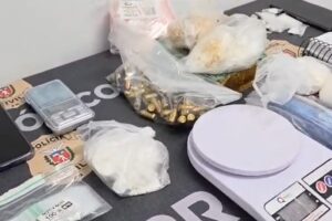 Tio e sobrinho são presos suspeitos de gerenciar central de distribuição de drogas por delivery em Maringá