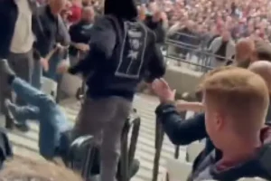 Torcedores do Arsenal são empurrados em escada após jogo em Londres; veja
