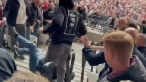 Torcedores do Arsenal são empurrados em escada após jogo em Londres; veja