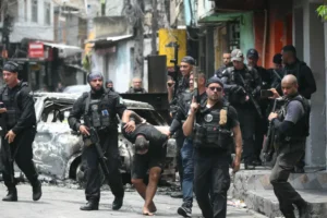 Três em cada quatro moradores de grandes favelas do Rio rejeitam operações policiais, diz pesquisa