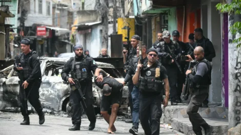 Três em cada quatro moradores de grandes favelas do Rio rejeitam operações policiais, diz pesquisa