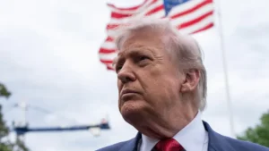 Aliado de Trump faz manobra para impedir votação que limitaria poder de guerra do presidente