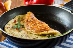 Truque com queijo deixa omelete mais crocante e fácil de virar