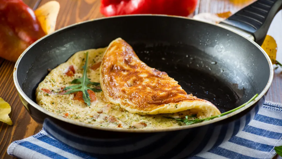 Truque com queijo deixa omelete mais crocante e fácil de virar