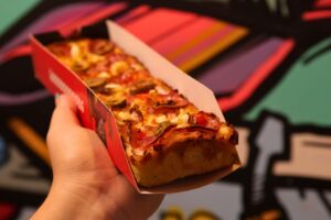 Um novo jeito de comer pizza: formato individual e alongado conquista o público maringaense