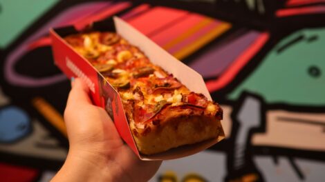 Um novo jeito de comer pizza: formato individual e alongado conquista o público maringaense