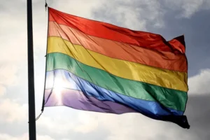 Vaticano publica documento sobre inclusão de LGBTQIA+ e com críticas à 'cura gay'