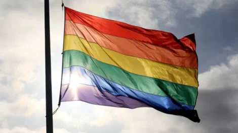 Vaticano publica documento sobre inclusão de LGBTQIA+ e com críticas à 'cura gay'