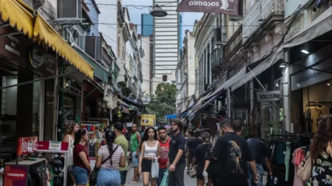 Vendas do varejo superam nível pré-pandemia em 12,5% em março, aponta IBGE