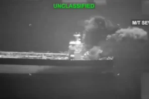Vídeo: EUA atacam dois petroleiros iranianos. "Violavam bloqueio dos EUA"
