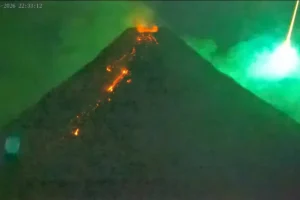 Vídeo mostra meteoro cruzando céu durante erupção de vulcão nas Filipinas
