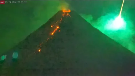 Vídeo mostra meteoro cruzando céu durante erupção de vulcão nas Filipinas