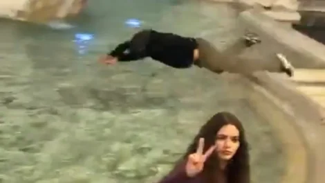 Vídeo: turista é preso na Itália após mergulhar na Fontana di Trevi