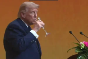 Viralizou: Trump faz careta ao beber champanhe oferecido por Xi Jinping