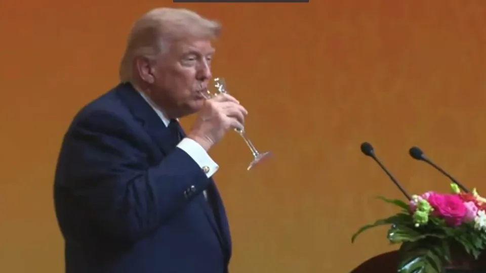Viralizou: Trump faz careta ao beber champanhe oferecido por Xi Jinping