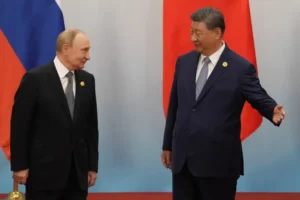 Xi tenta projetar China como pivô da diplomacia global em encontro com Putin