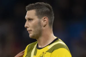 Zagueiro do Borussia Dortmund anuncia aposentadoria aos 30 anos após lesões