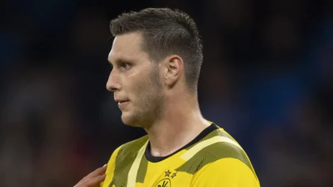 Zagueiro do Borussia Dortmund anuncia aposentadoria aos 30 anos após lesões