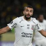 Zakaria desencanta, Corinthians empata e garante liderança na Libertadores