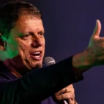 ´Tem muitas questões que ele mesmo precisa explicar', diz Tarcísio sobre Flávio e caso Master