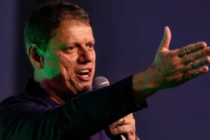 ´Tem muitas questões que ele mesmo precisa explicar', diz Tarcísio sobre Flávio e caso Master