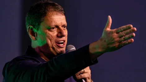 ´Tem muitas questões que ele mesmo precisa explicar', diz Tarcísio sobre Flávio e caso Master