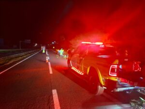 Acidente fatal em Engenheiro Beltrão quase termina em nova tragédia após caminhão tombar na pista