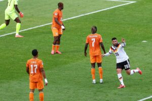 Alemanha vira sobre a Costa do Marfim e garante vaga na próxima fase