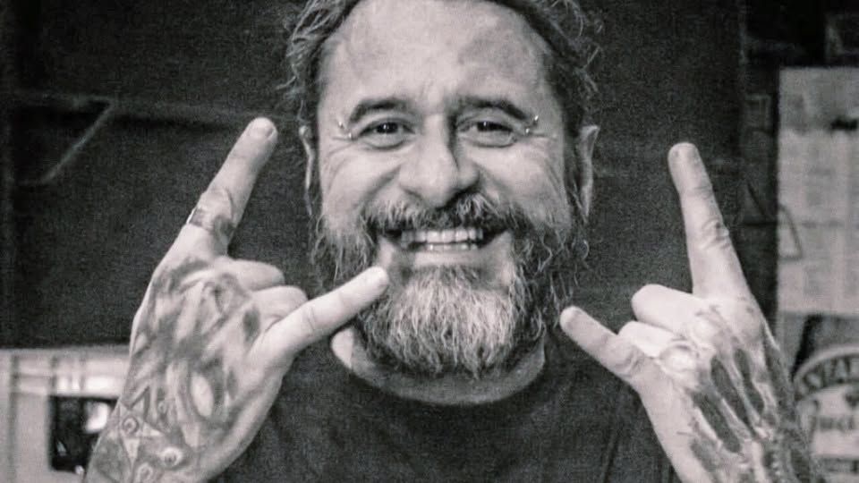 Amigos e familiares prestam última homenagem a Juninho, dono do Tribo’s Bar