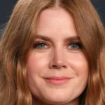 Amy Adams relata como ajudou a salvar homem esfaqueado no pescoço
