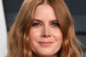 Amy Adams relata como ajudou a salvar homem esfaqueado no pescoço