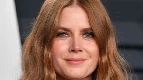 Amy Adams relata como ajudou a salvar homem esfaqueado no pescoço