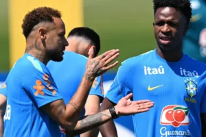 Ancelotti poupa sete titulares em treino com Neymar à disposição