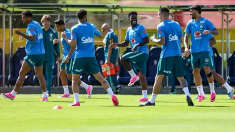 Ancelotti testa nova formação e esboça time com três zagueiros