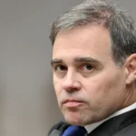 André Mendonça manda remover posts que ligam Flávio Bolsonaro a apoio à 'escala 7x0'