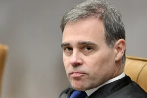 André Mendonça manda remover posts que ligam Flávio Bolsonaro a apoio à 'escala 7x0'