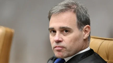 André Mendonça manda remover posts que ligam Flávio Bolsonaro a apoio à 'escala 7x0'