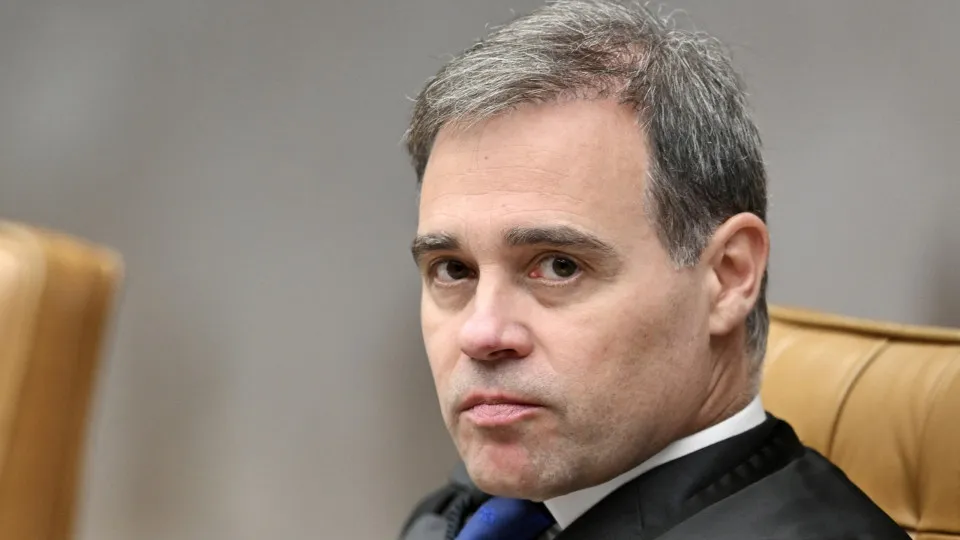 André Mendonça manda remover posts que ligam Flávio Bolsonaro a apoio à 'escala 7x0'